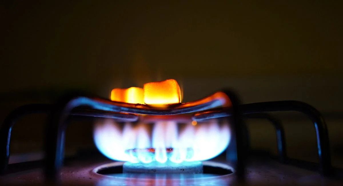 Poêles à granulés : les 5 pièges silencieux que les comparatifs omettent (et comment les contourner)