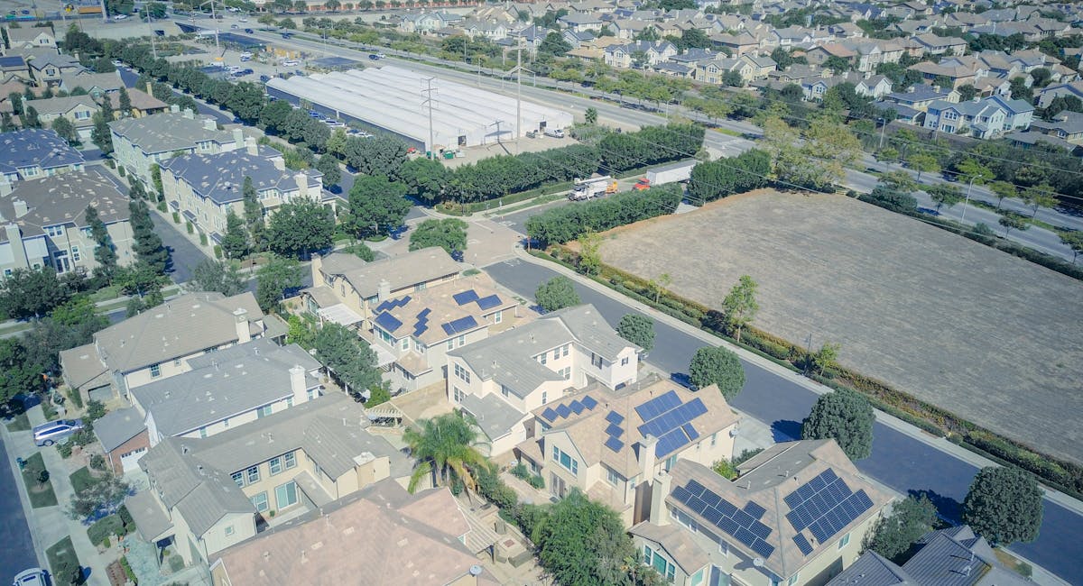 Comment nettoyer des panneaux solaires sans perdre rendement ni garantie ?